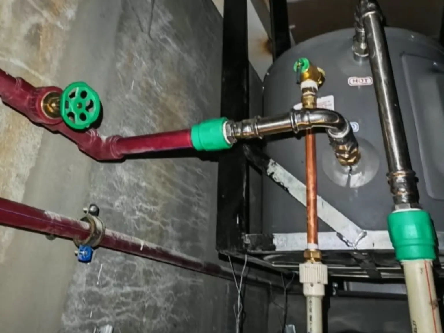 New hot and cold water pipe connections for a storage water heater