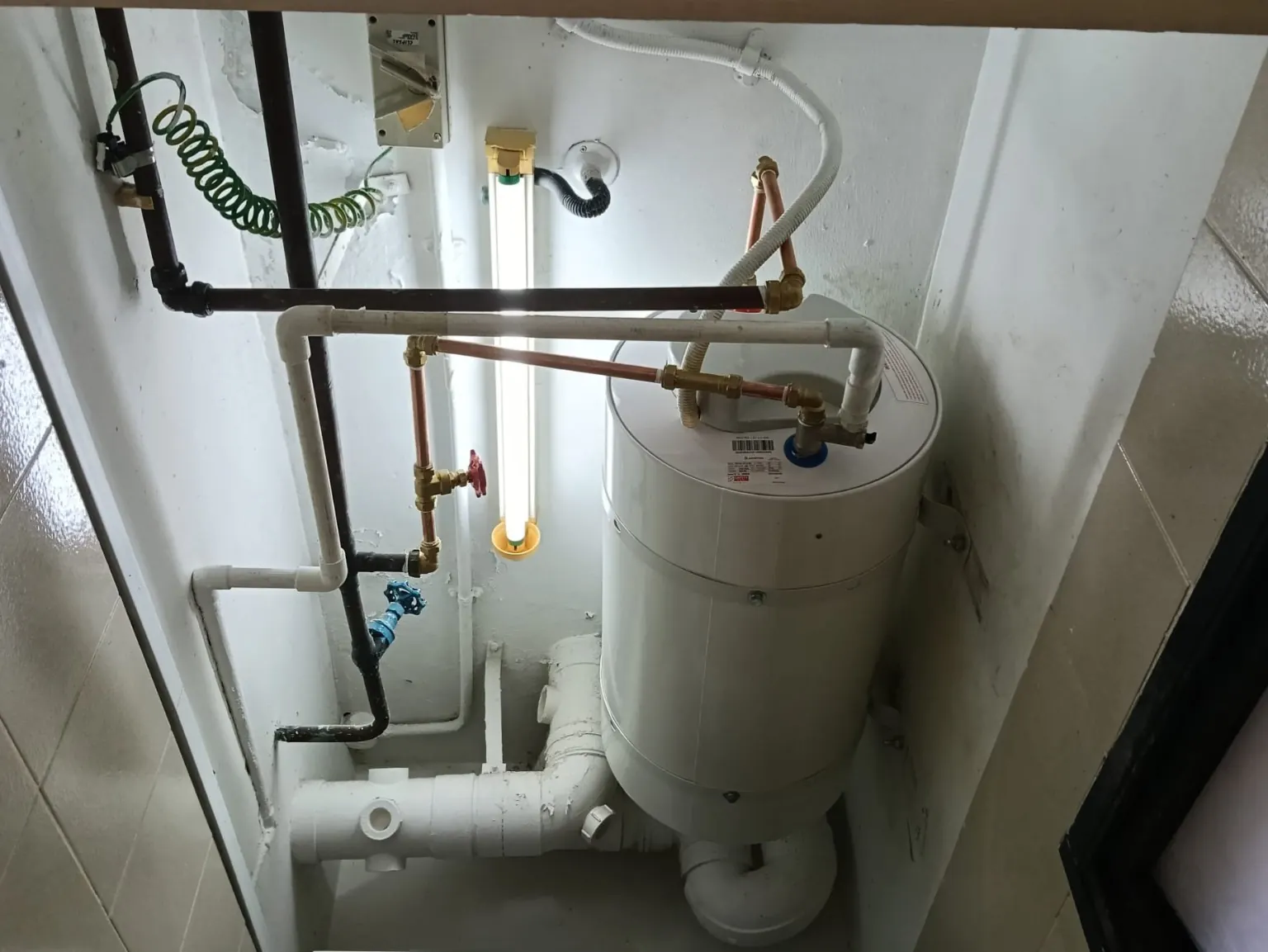 Storage water heater replacement with existing water pipe connections